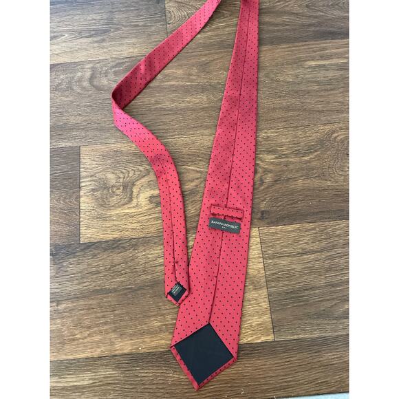 BANANA REPUBLIC 100 % Silk Tie Red & Black Mini Dot Pattern - Picture 2 of 10